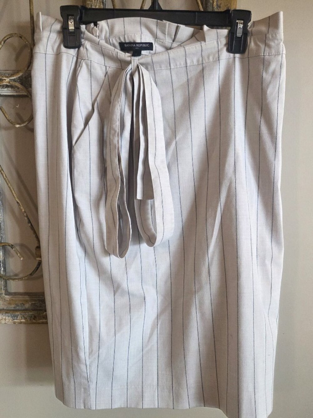 Banana Republic Paperbag Waist Pinstripe Pencil Skirt Cream Navy Belt Size 10